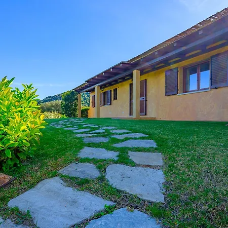 Sardinia Family - Anita & Chanel With Private Pool Villa