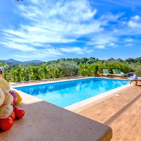 Sardinia Family - Anita & Chanel With Private Pool *